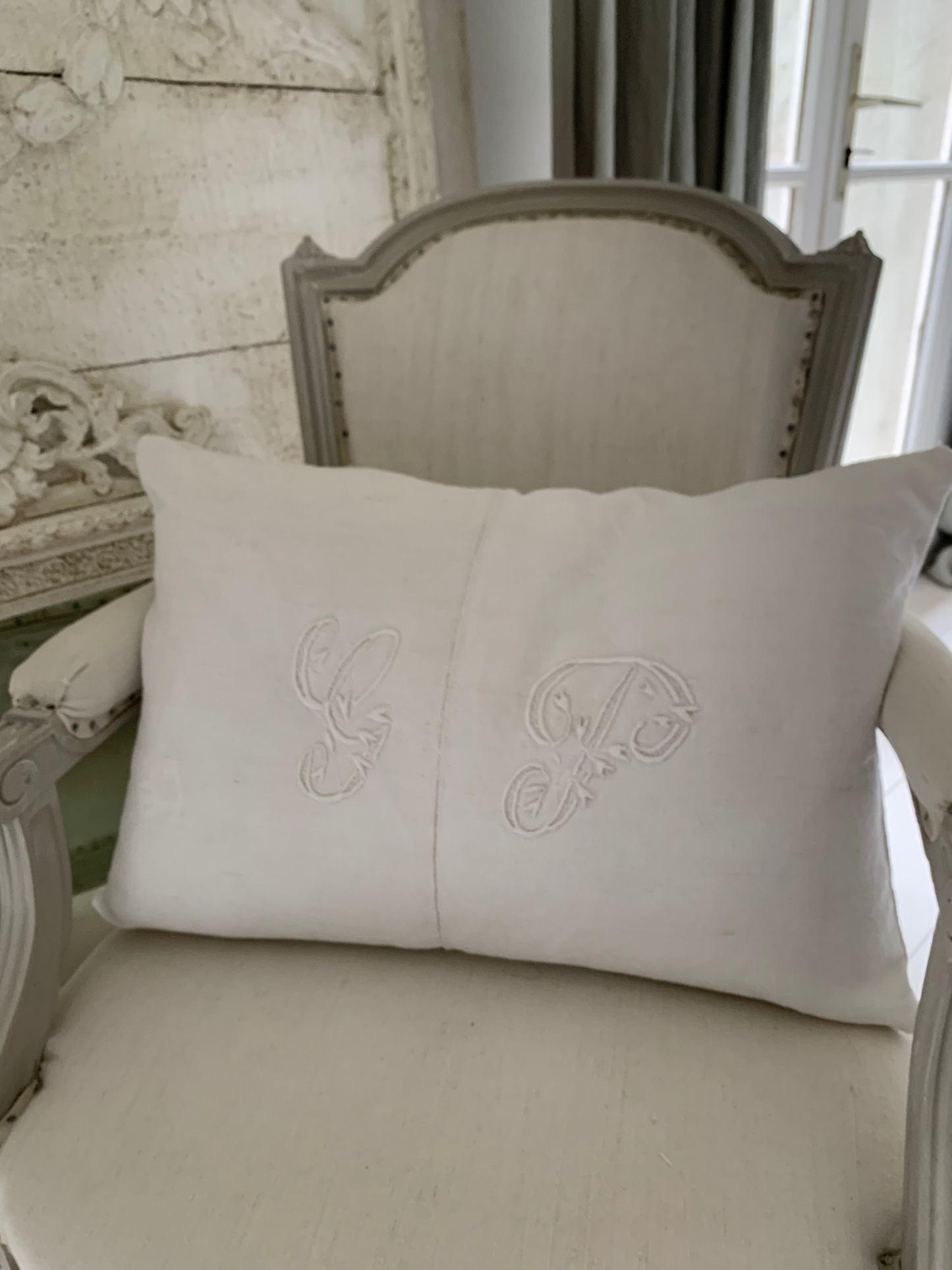 Coussin en linge ancien avec monogramme brodé